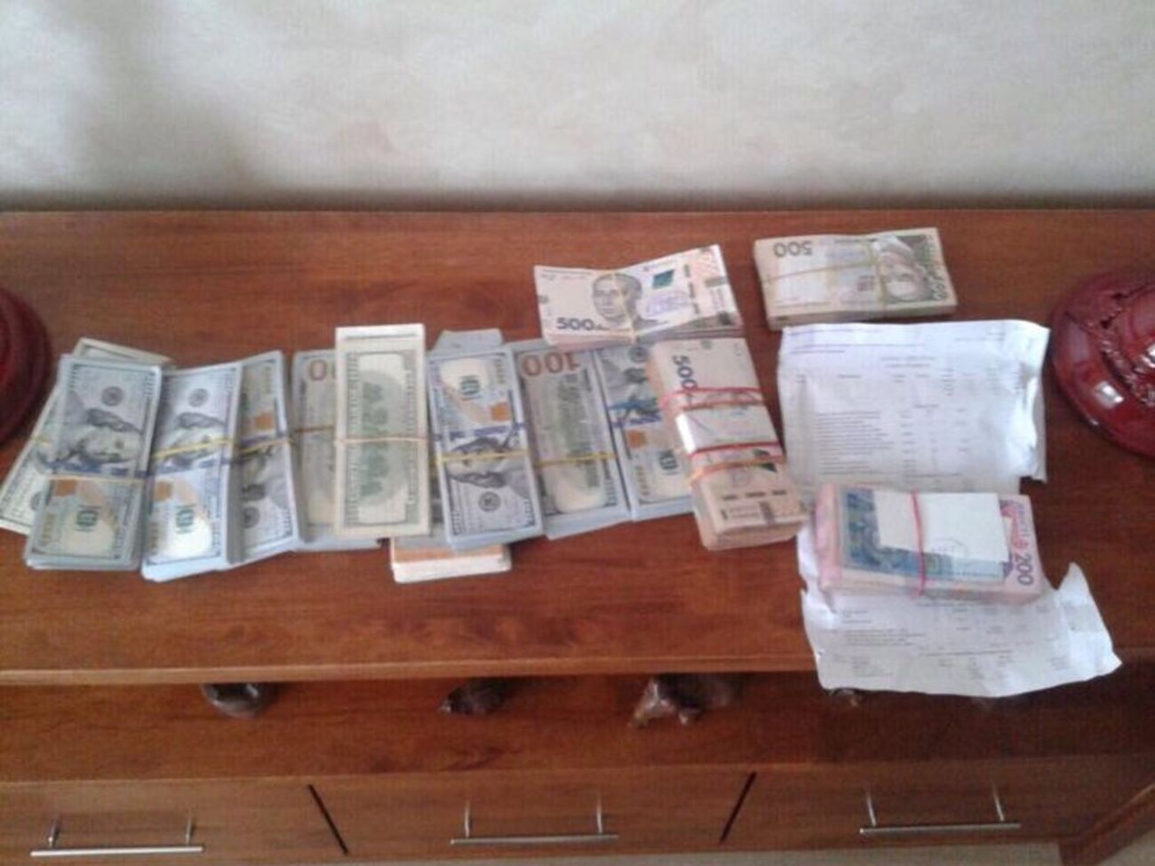 Під час обшуку силовики виявили та вилучили понад $90 тис., приблизно &euro;10 тис. і 364 тис. грн
