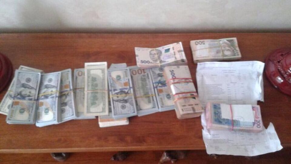 Під час обшуку силовики виявили та вилучили понад $90 тис., приблизно €10 тис. і 364 тис. грн