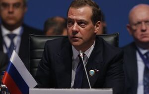 Медведев утверждает, что согласовывал продление антисанкций с Путиным