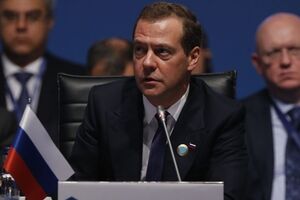Медведев утверждает, что согласовывал продление антисанкций с Путиным