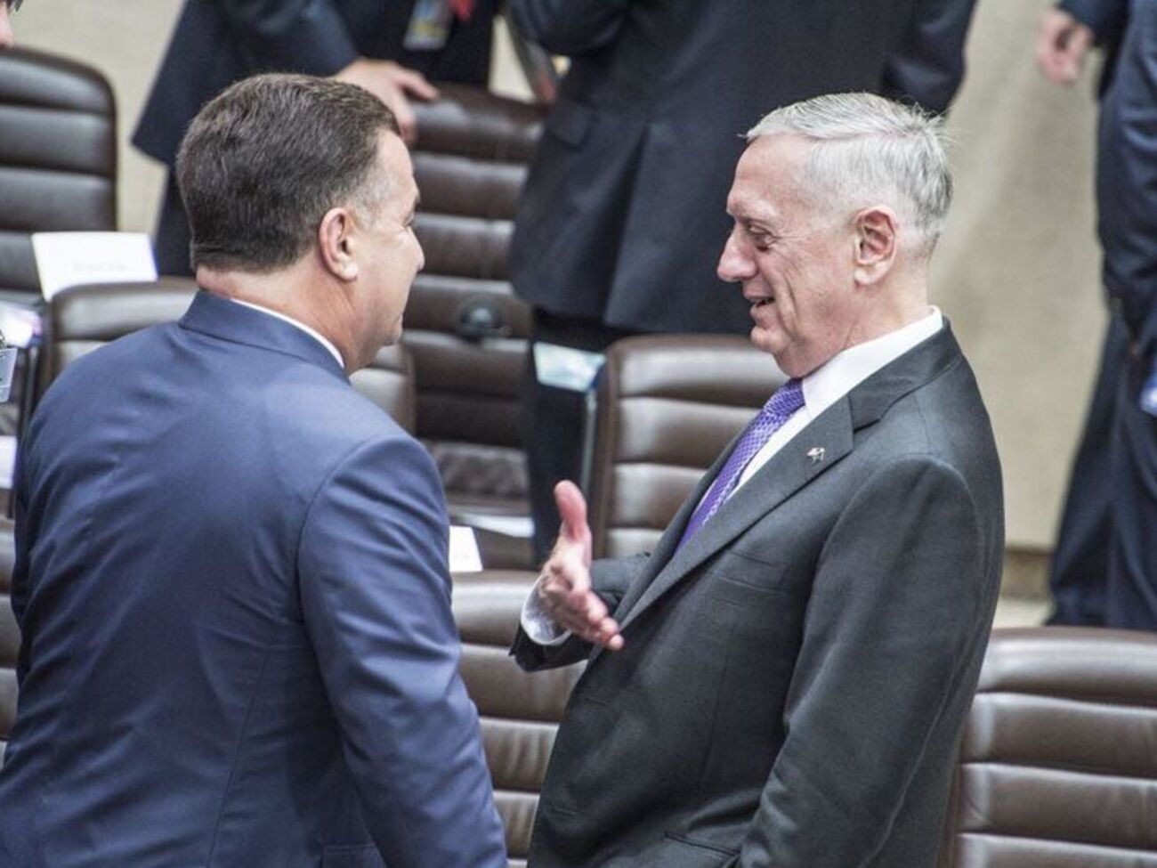 Степан Полторак і Джеймс Меттіс під час засідання НАТО на рівні міністрів оборони