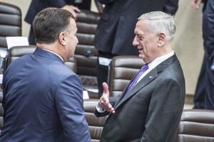 Степан Полторак і Джеймс Меттіс під час засідання НАТО на рівні міністрів оборони