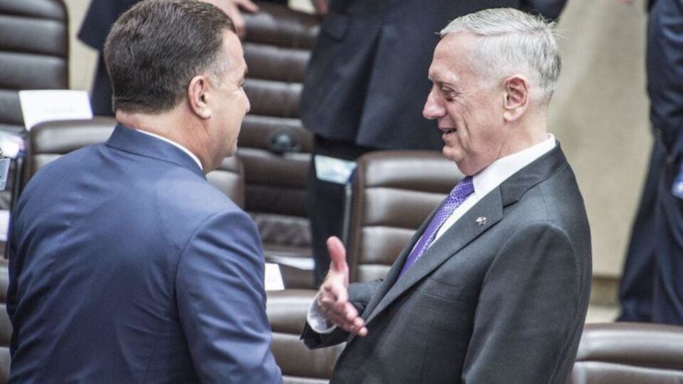 Степан Полторак і Джеймс Меттіс під час засідання НАТО на рівні міністрів оборони