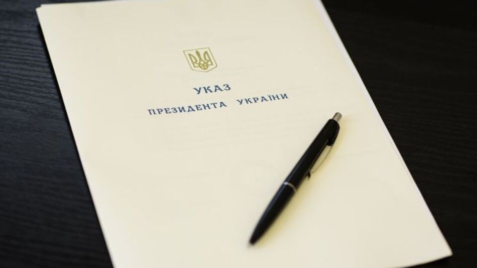 Із нагоди Дня Конституції України президент Петро Порошенко нагородив приблизно 190 осіб