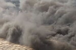 Митингующие зажгли дымовые шашки