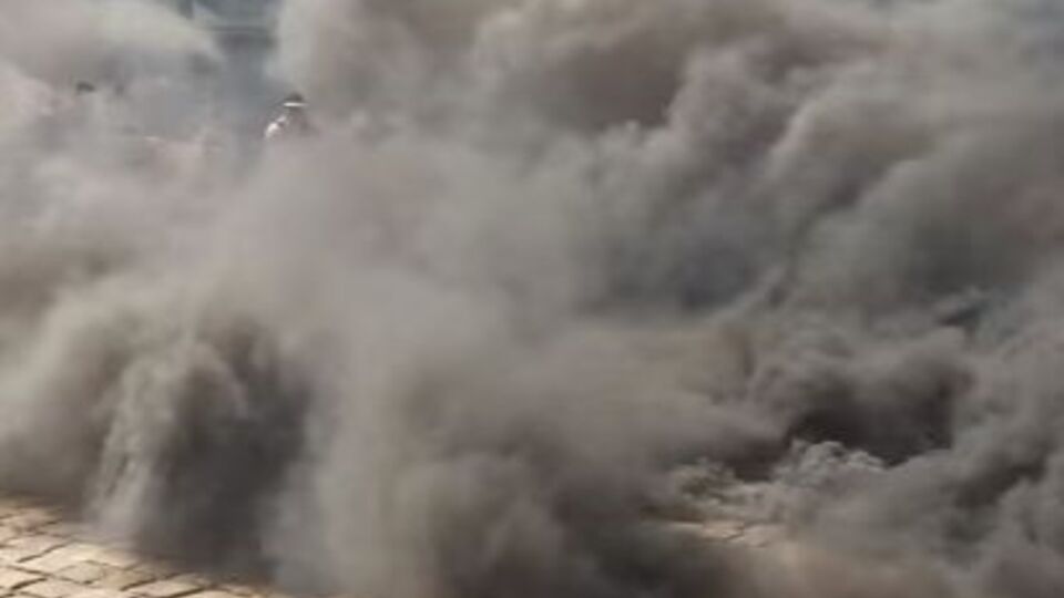 Митингующие зажгли дымовые шашки