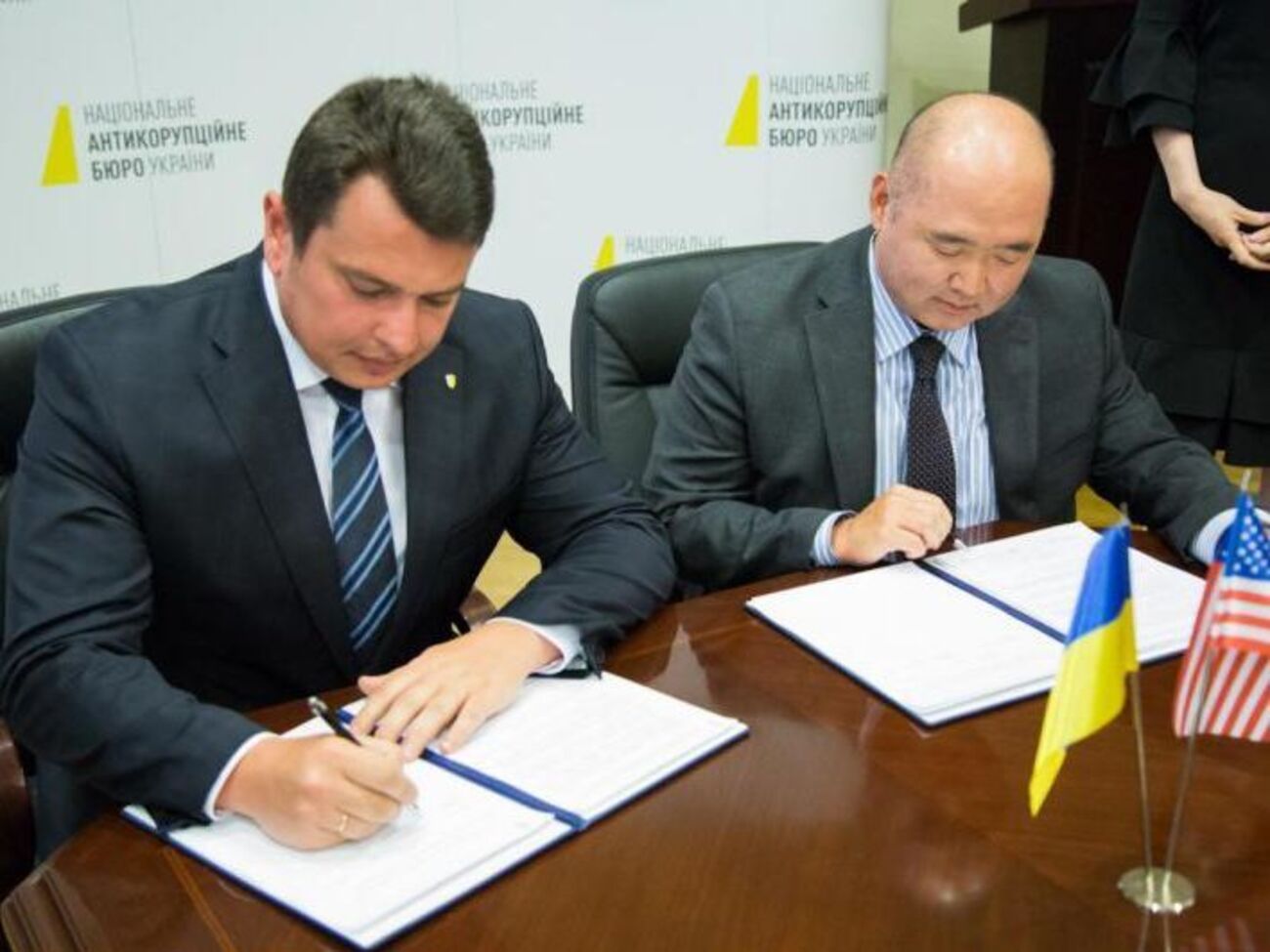 Меморандум про продовження співпраці підписали директор НАБУ і начальник відділу кримінального підрозділу ФБР