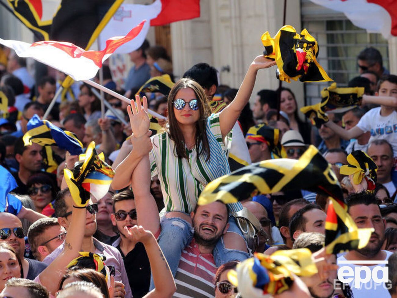 Сторонники Националистической партии Мальты на массовом собрании 21 мая