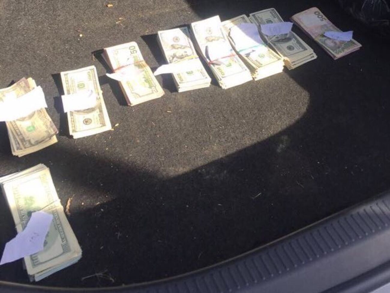 Чиновника ДФС затримали на хабарі розміром $60,5 тис. і 10 тис. грн