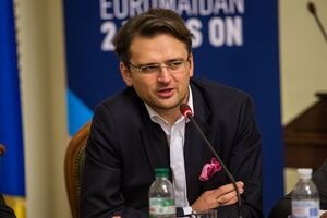 Кулеба: Щось пішло не так, коли французький президент Еммануель Макрон у Версалі публічно дав главі РФ дипломатичний ляпас