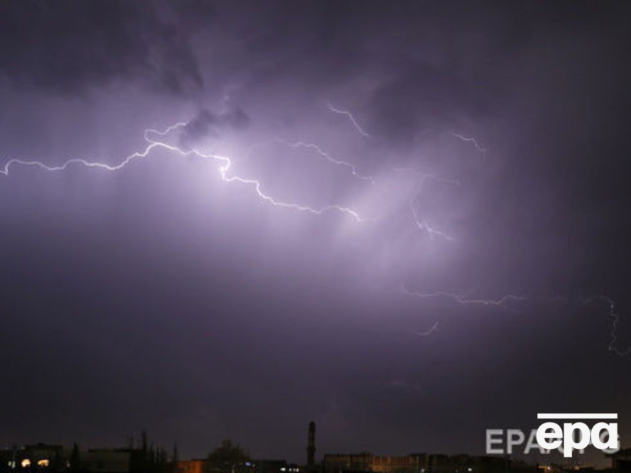 Четыре человека погибли от удара молнии