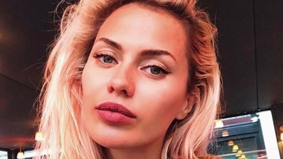 Боня: "Боня состарилась", – все чаще пишете вы. Только молодухи, которые пишут, что я старуха, почему-то безвылазно сидят на моих страницах, считая каждую морщинку