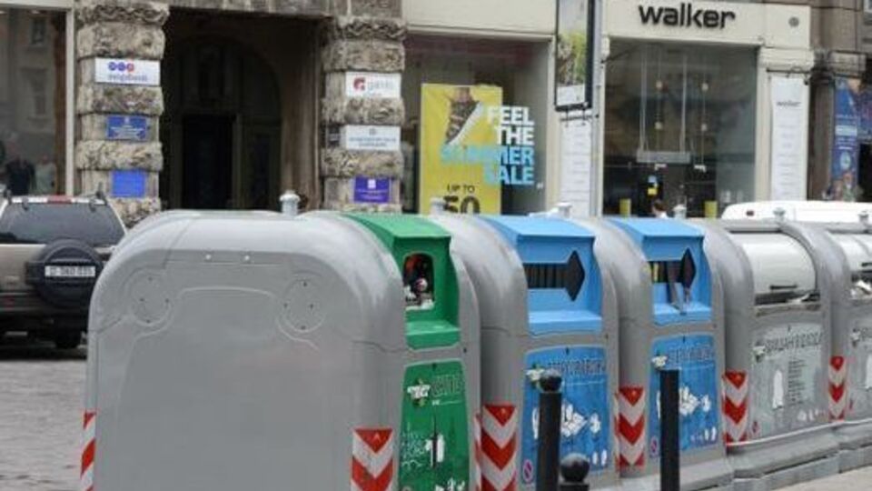 Из Львова продолжают вывозить мусор