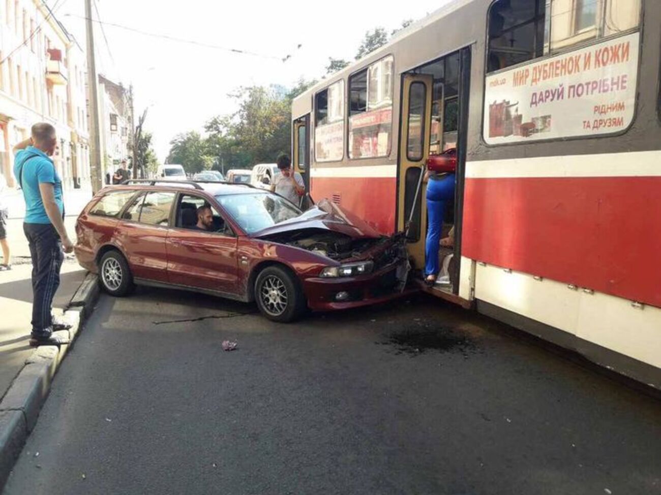 Автомобиль врезался в двери трамвая