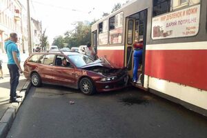 Автомобіль урізався у двері трамвая