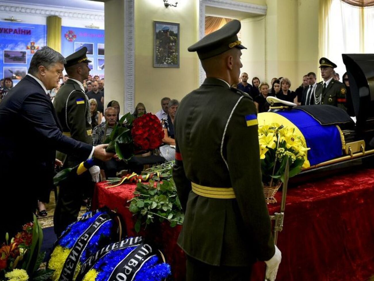 Порошенко: гибель Шаповала напоминает нам, что война не только на фронте