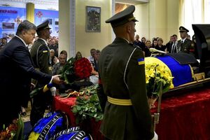 Порошенко: гибель Шаповала напоминает нам, что война не только на фронте