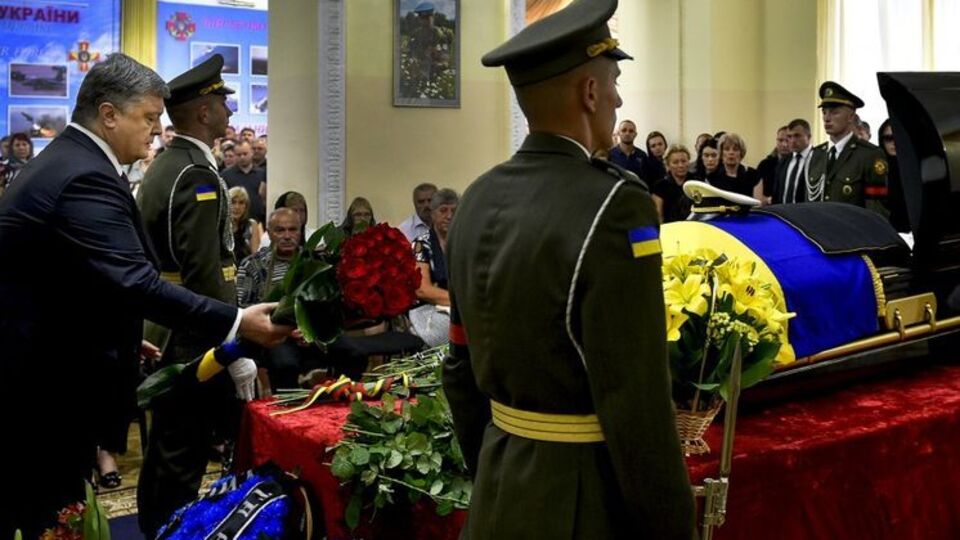 Порошенко: Загибель Шаповала нагадує нам, що війна не тільки на фронті