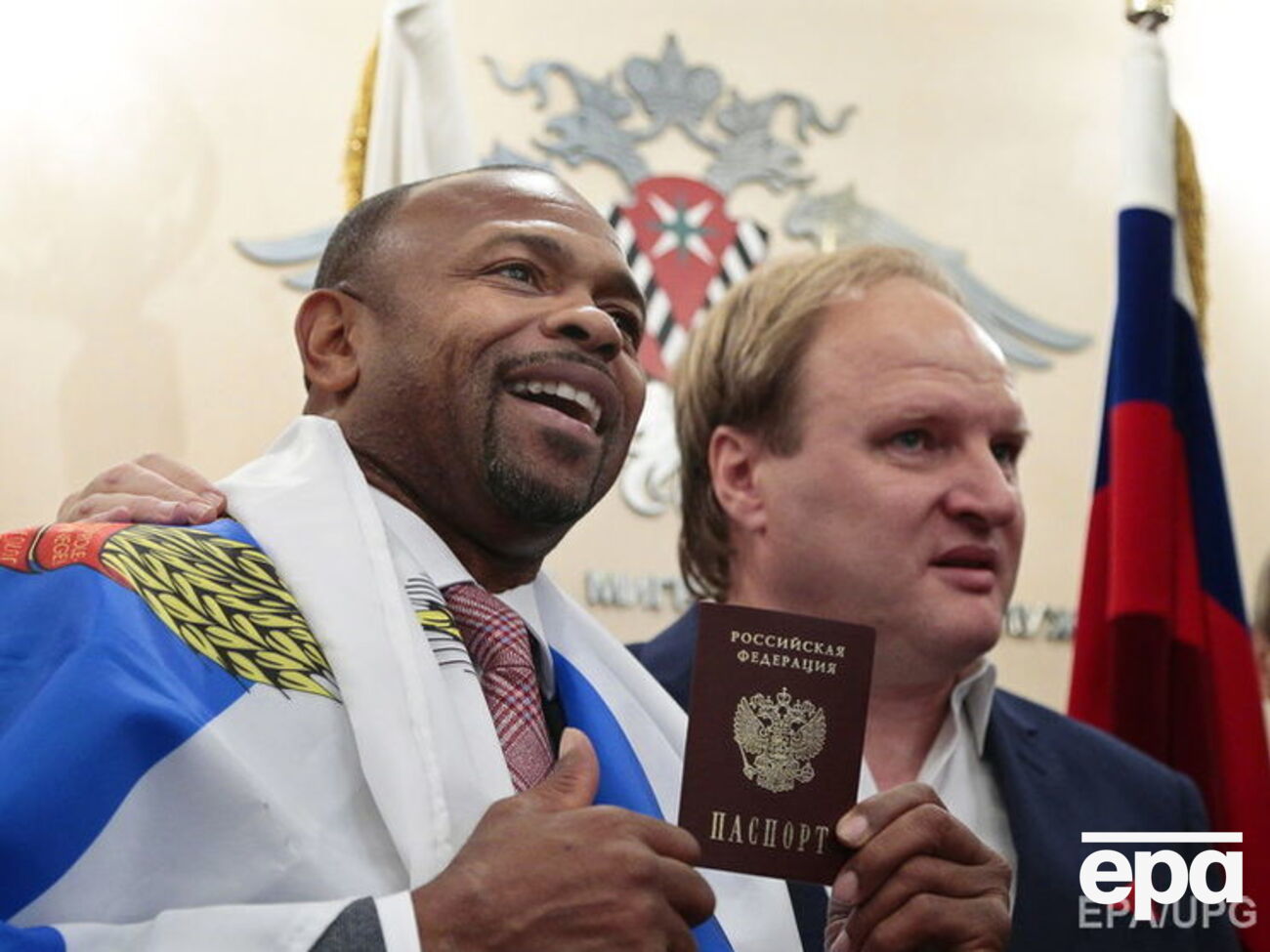 В присяге будущего гражданина РФ сказано: "Быть верным России"