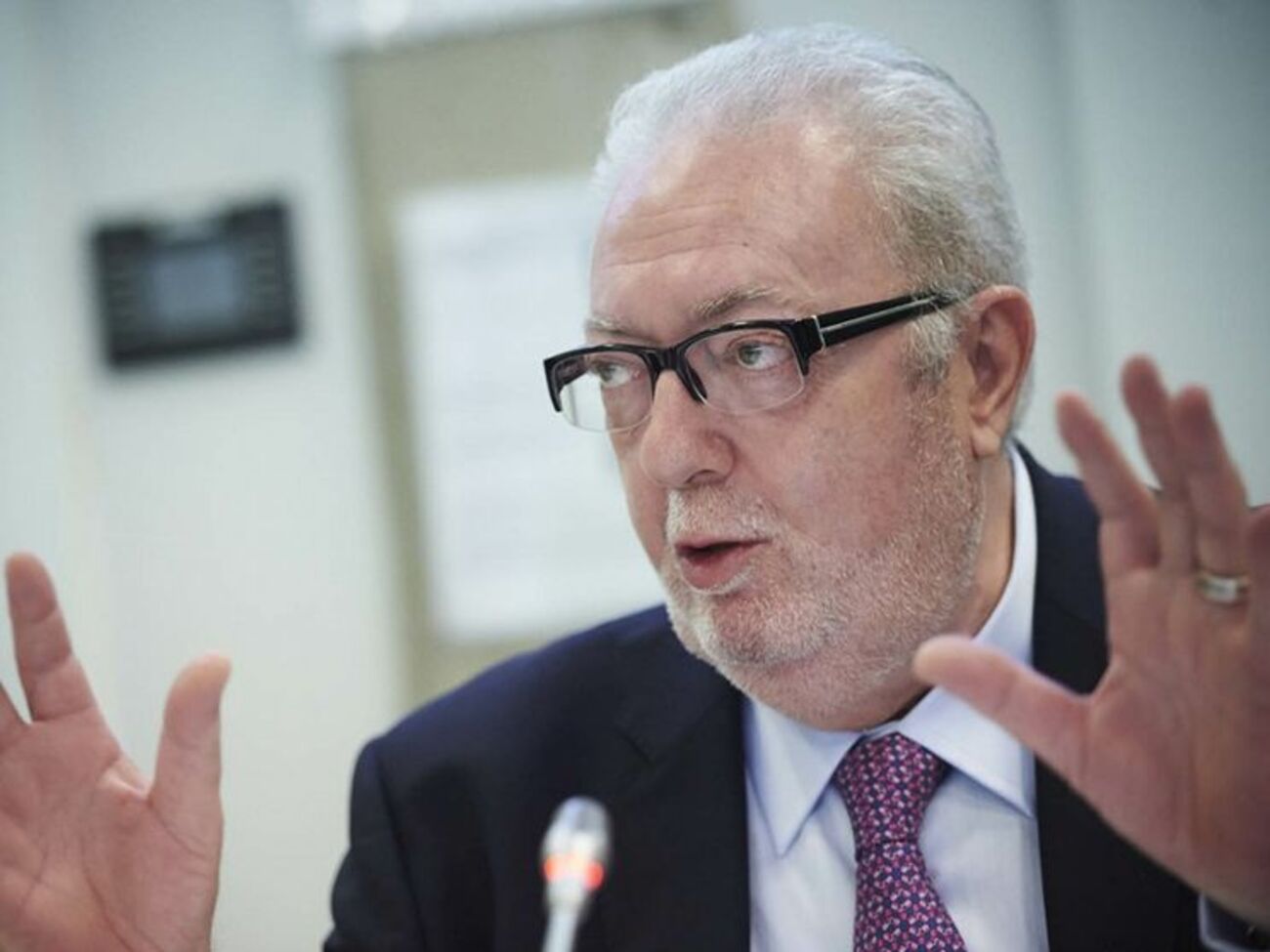 Аграмунт утверждает, что просто стремился к открытости и диалогу