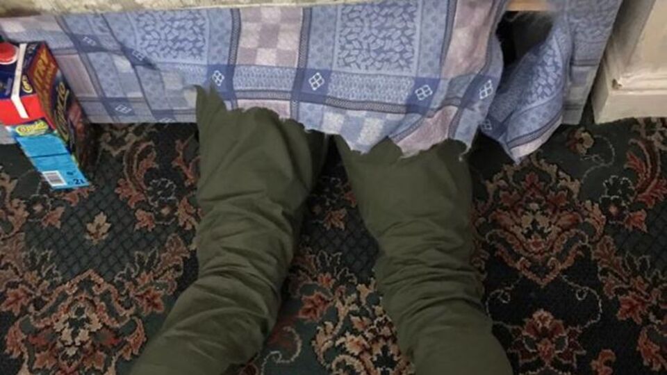 Разыскиваемый не придумал ничего лучше, чем засунуть голову под кровать