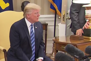 Трамп – корейським журналістам: Давайте ще стіл перекиньте