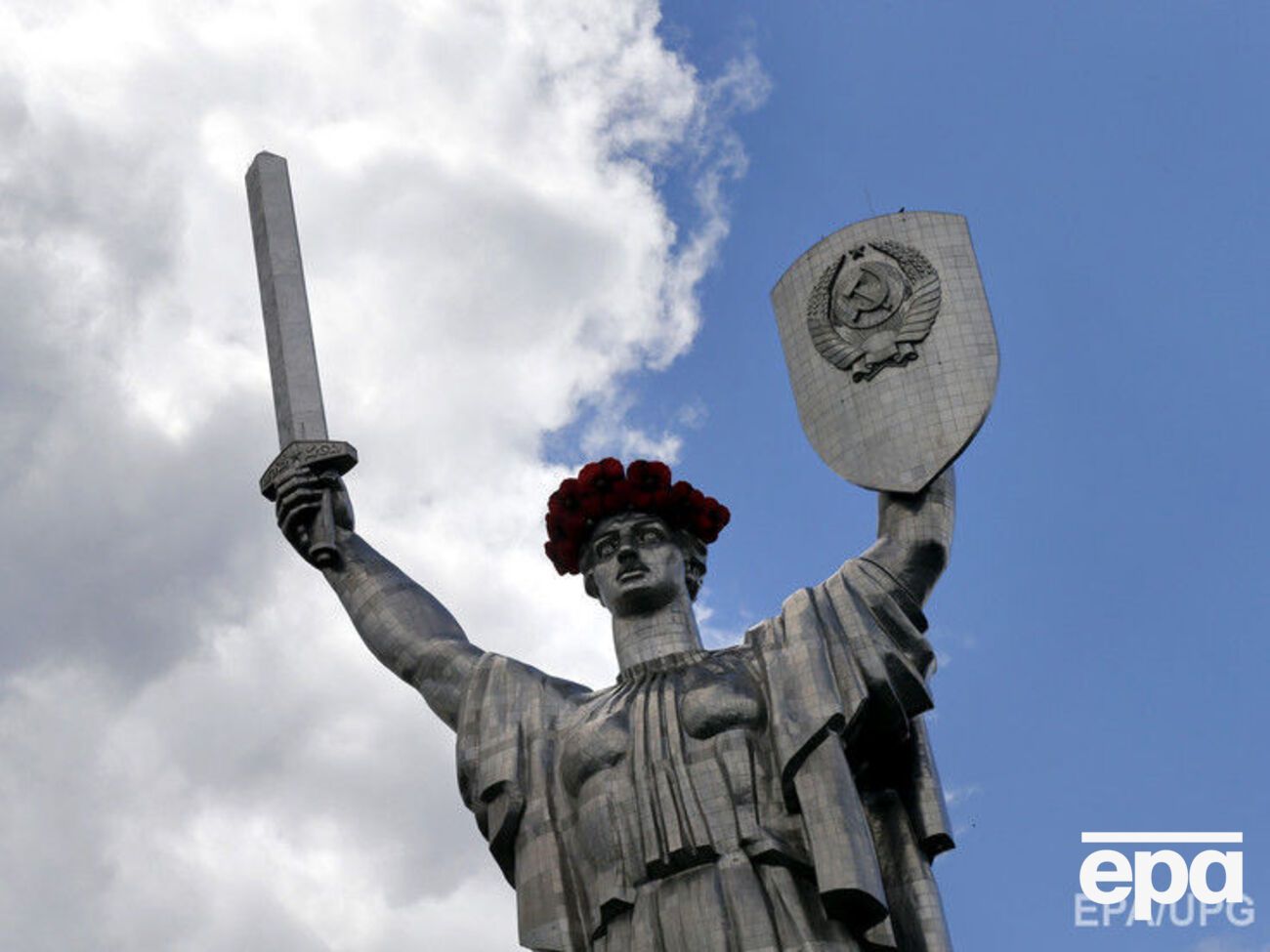 Из памятника "Родина-мать" в Киеве уберут герб СССР, уверен Вятрович
