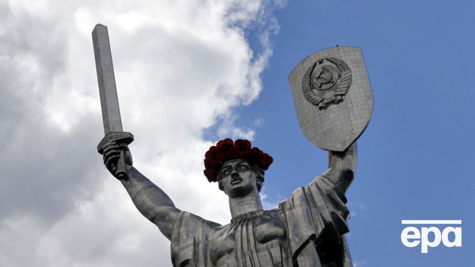 Из памятника "Родина-мать" в Киеве уберут герб СССР, уверен Вятрович