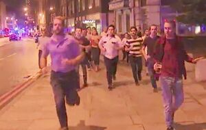 Британец не бросил бокал пива, убегая от места теракта