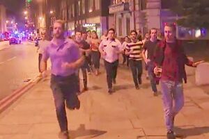Британець не кинув келиха пива, тікаючи від місця теракту