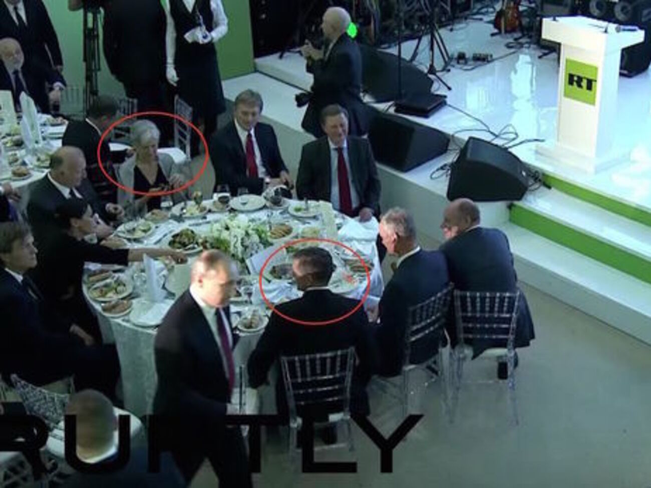 На переднем плане Путин (идет) и Флинн (обведен красным кружком)