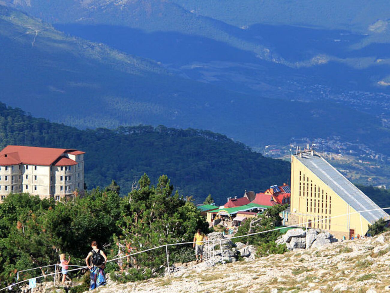 22 мая на Ай-Петри начался добровольный снос торговых точек