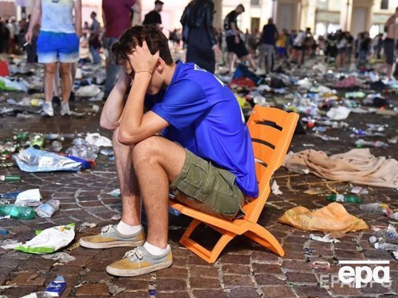 На площади долго оставались обувь и одежда