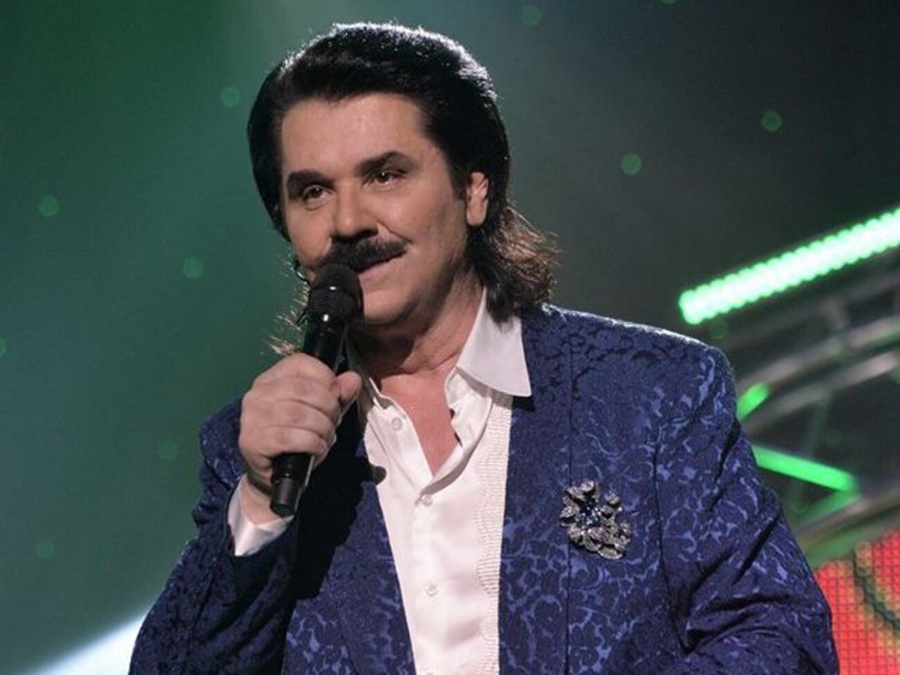 Зибров:&nbsp;За столом хочется петь песни, запоминающиеся легко, "расправляющие крылья". Жанр популярной музыки был, есть и будет