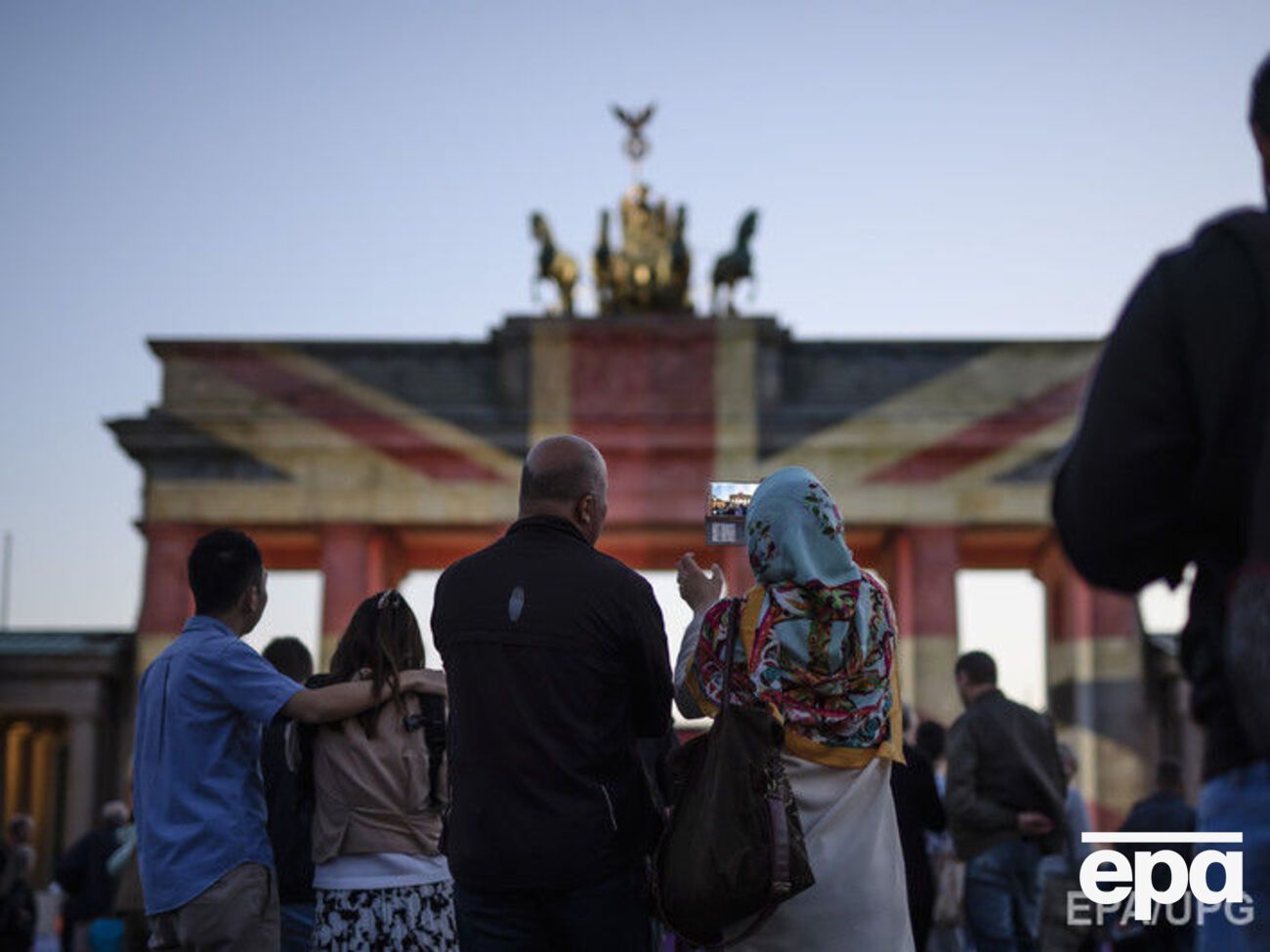 Жители Берлина пришли к монументу почтить память погибших в столице Соединенного Королевства