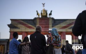 Жители Берлина пришли к монументу почтить память погибших в столице Соединенного Королевства