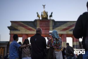 Жителі Берліна прийшли до монумента вшанувати пам'ять загиблих у столиці Сполученого королівства