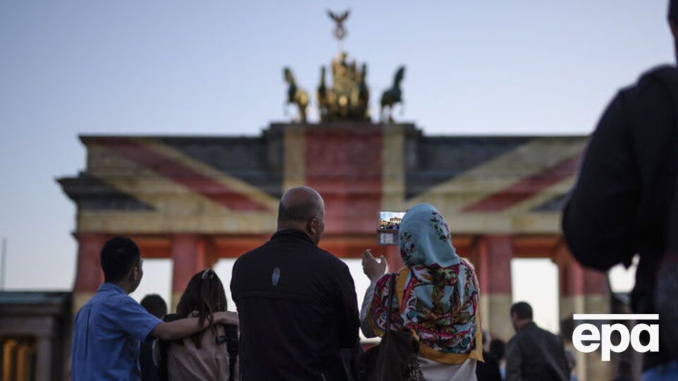 Жителі Берліна прийшли до монумента вшанувати пам'ять загиблих у столиці Сполученого королівства