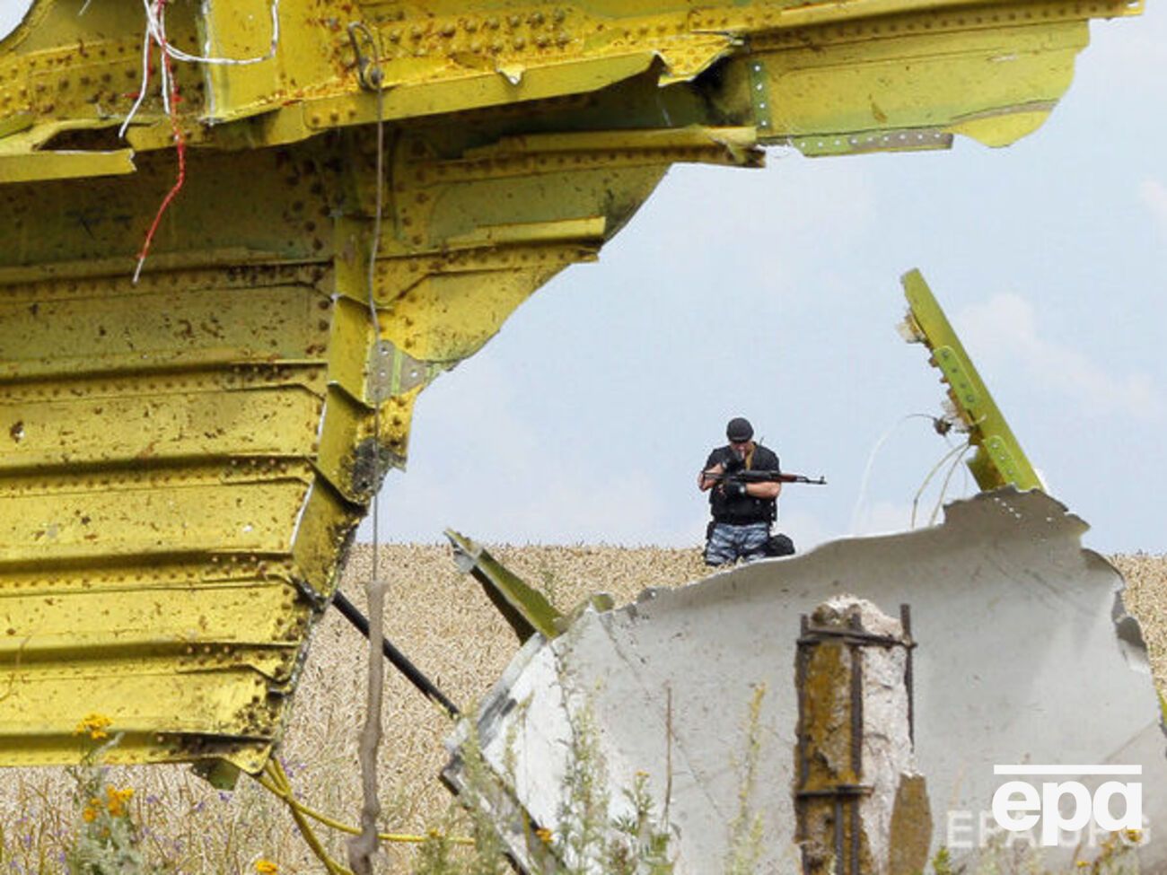 Озброєний бойовик охороняє місце аварії Boeing 777 "Малайзійських авіаліній" MH17. 19 липня 2014 року