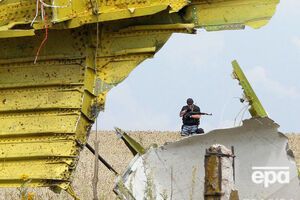 Озброєний бойовик охороняє місце аварії Boeing 777 "Малайзійських авіаліній" MH17. 19 липня 2014 року