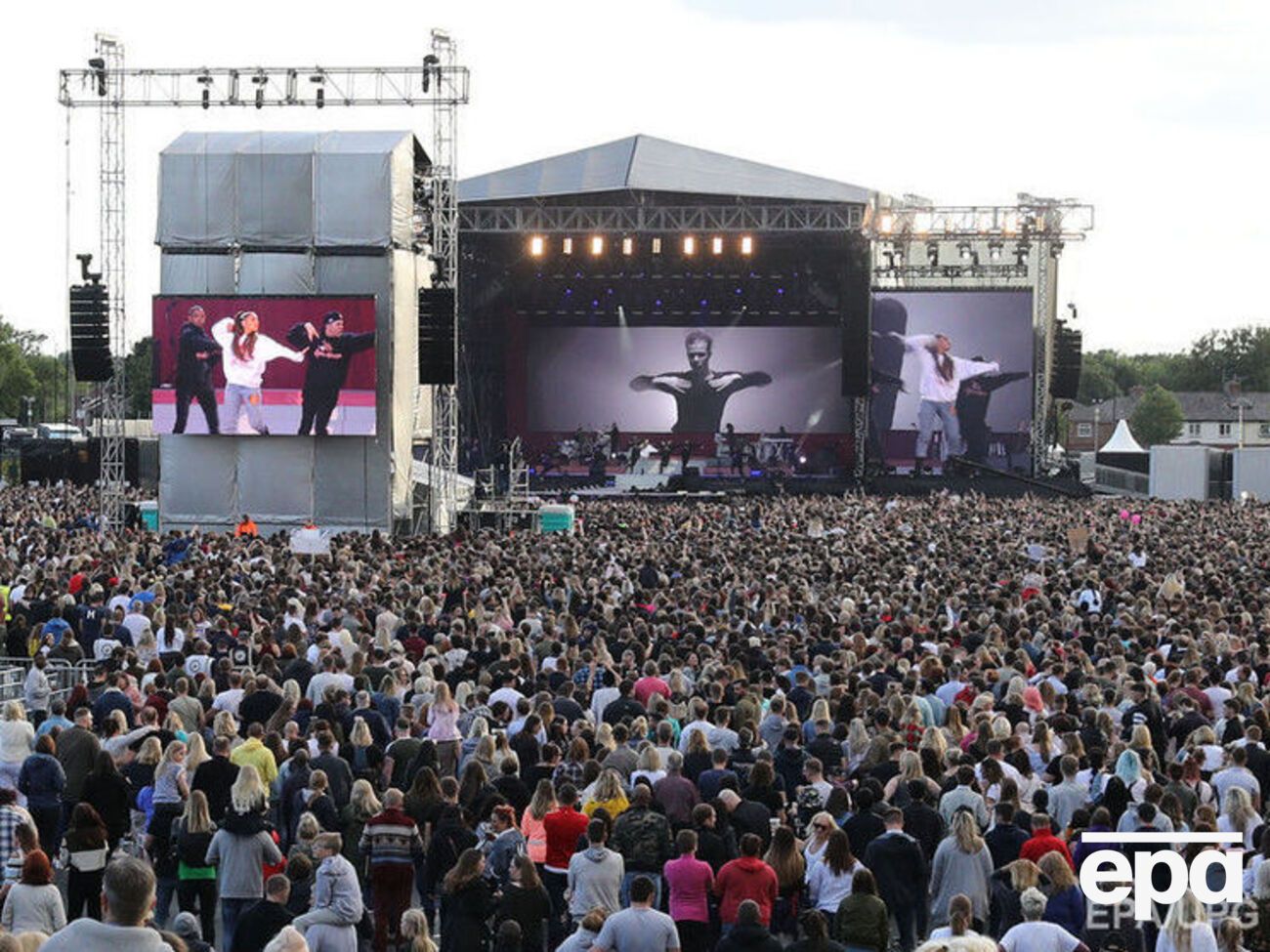 На благотворительный концерт в Манчестере пришло около 50 тыс. человек