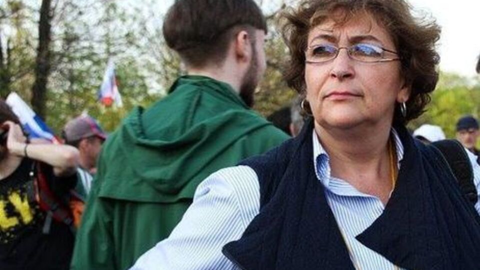 Альбац отметила, что сторонники либерального, демократического развития России шаг за шагом на протяжении 17 лет "отдавали пространство свободы и пространство свободы слова в частности"