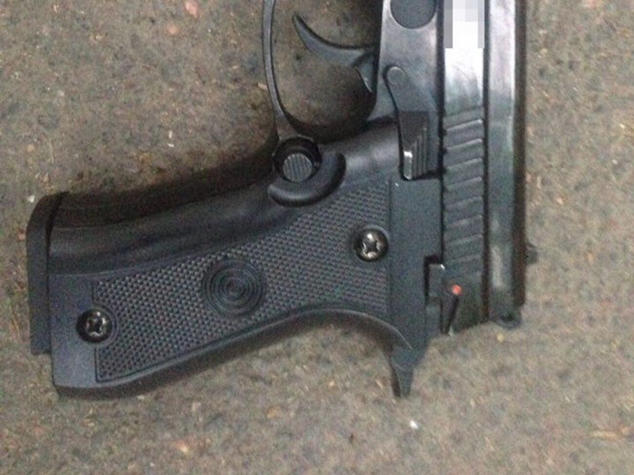 Молодые люди в возрасте 20 и 23 года ранили женщину, пострадавшая госпитализирована