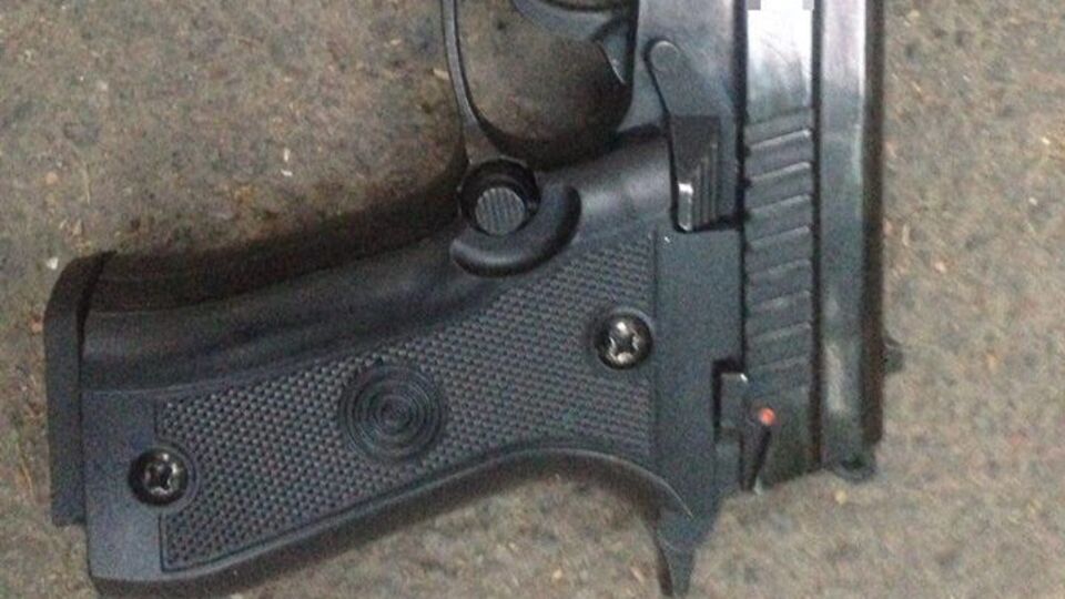 Молодые люди в возрасте 20 и 23 года ранили женщину, пострадавшая госпитализирована