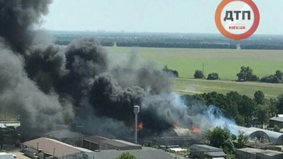 Пожежа охопила площу кілька сотень квадратних метрів