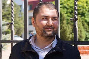 У будинок адвоката Едема Семедляєва, який перебуває у відрядженні, намагаються потрапити нібито податківці