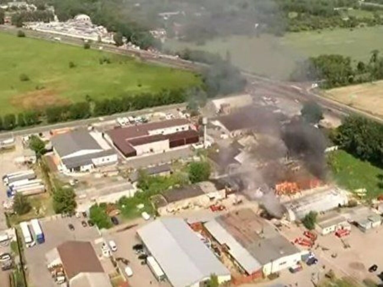 ДСНС продовжує роботи з гасіння пожежі у Броварах