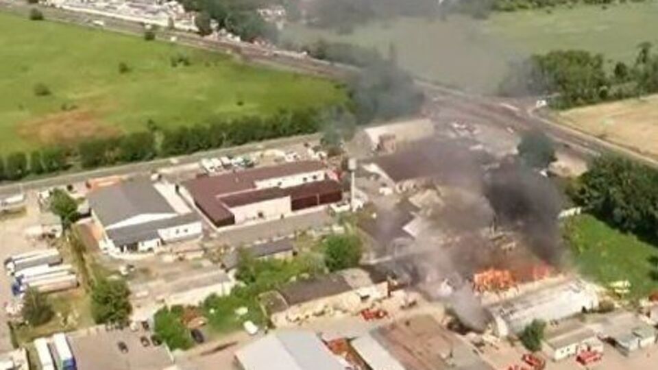 ДСНС продовжує роботи з гасіння пожежі у Броварах