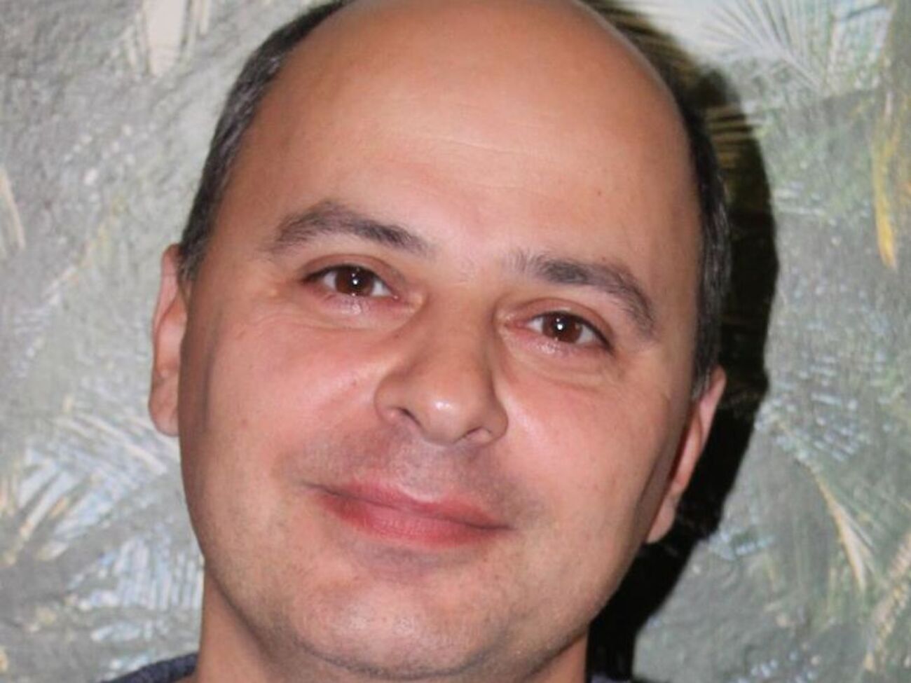 Коссе успел прикрыть голову рукой, пуля попала в руку