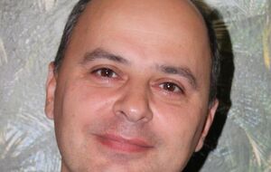 Коссе успел прикрыть голову рукой, пуля попала в руку